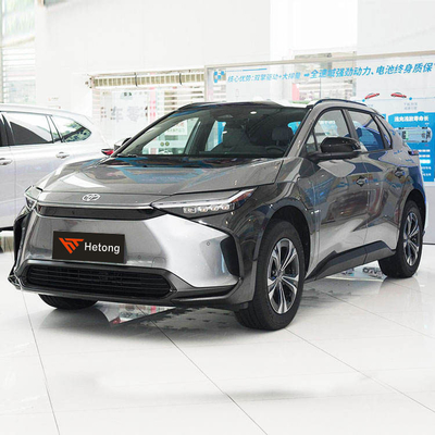 Προσωπικό ηλεκτρικό SUV Toyota Bz4X με μεγάλη χωρητικότητα και σε κόκκινο / μπλε