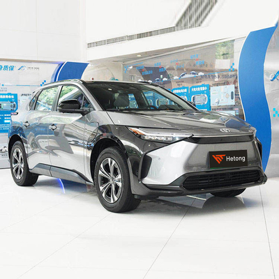 Προσωπικό ηλεκτρικό SUV Toyota Bz4X με μεγάλη χωρητικότητα και σε κόκκινο / μπλε