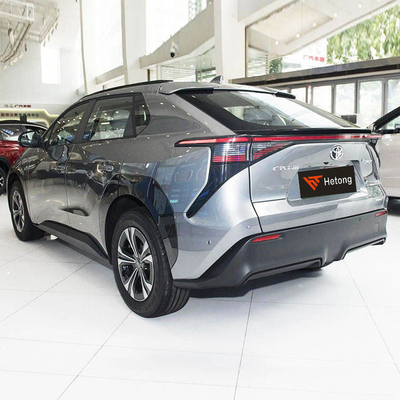 Προσωπικό ηλεκτρικό SUV Toyota Bz4X με μεγάλη χωρητικότητα και σε κόκκινο / μπλε