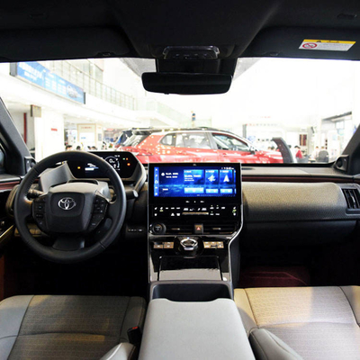 Προσωπικό ηλεκτρικό SUV Toyota Bz4X με μεγάλη χωρητικότητα και σε κόκκινο / μπλε