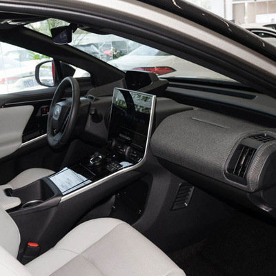 Προσωπικό ηλεκτρικό SUV Toyota Bz4X με μεγάλη χωρητικότητα και σε κόκκινο / μπλε